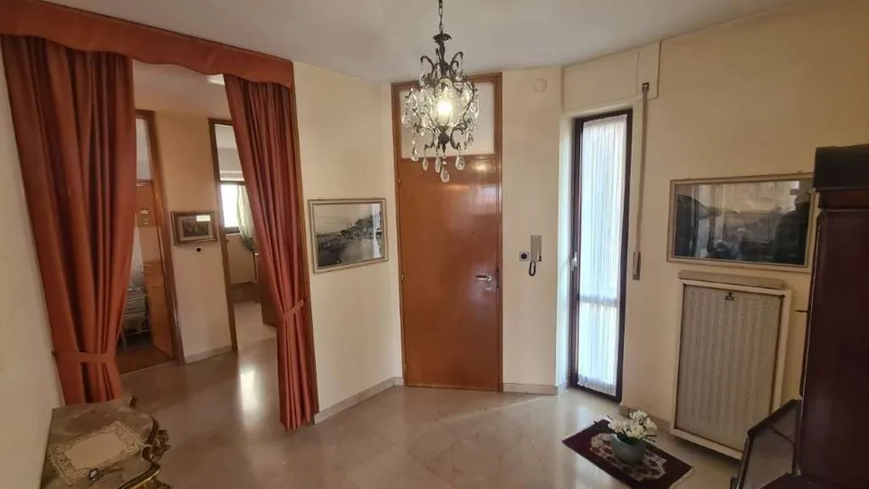 CAMPIONE D'ITALIA: LUMINOSO 4.5 LOC. IN CENTRO – foto 6 di 10