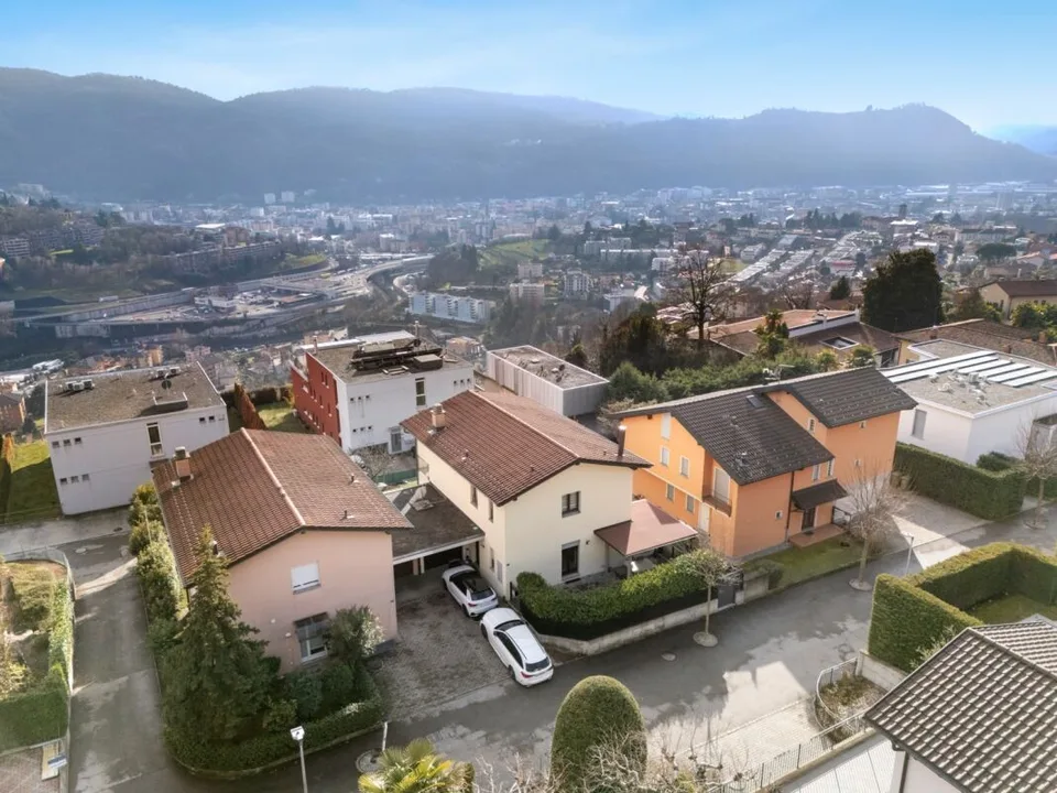Zweifamilienhaus mit Garten und Aussicht – Foto 26 von 30