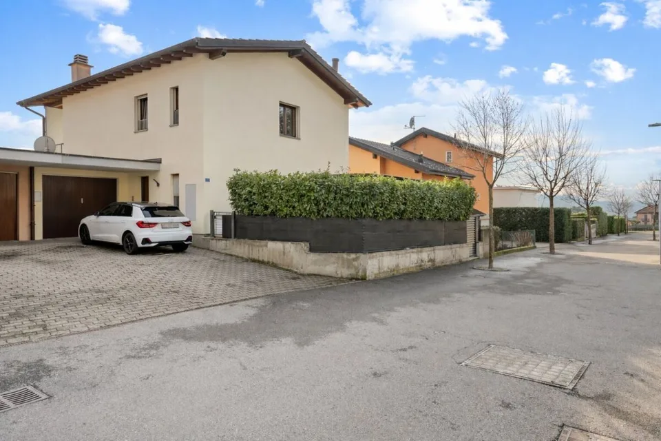 Zweifamilienhaus mit Garten und Aussicht – Foto 27 von 30