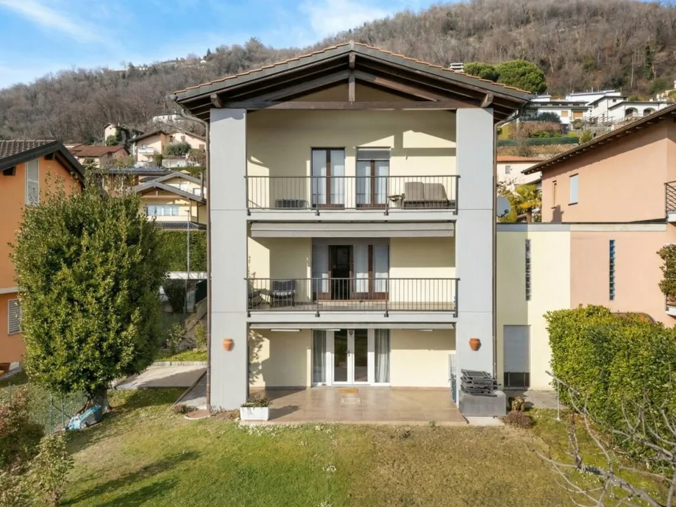 Casa gemella uni-bifamiliare con giardino e vista