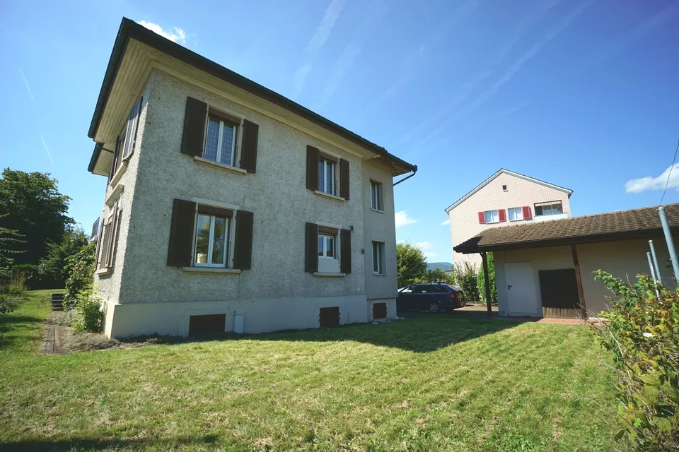 Ampia casa unifamiliare di 6.5 locali in una posizione attraente con riserva di terreno edificabile