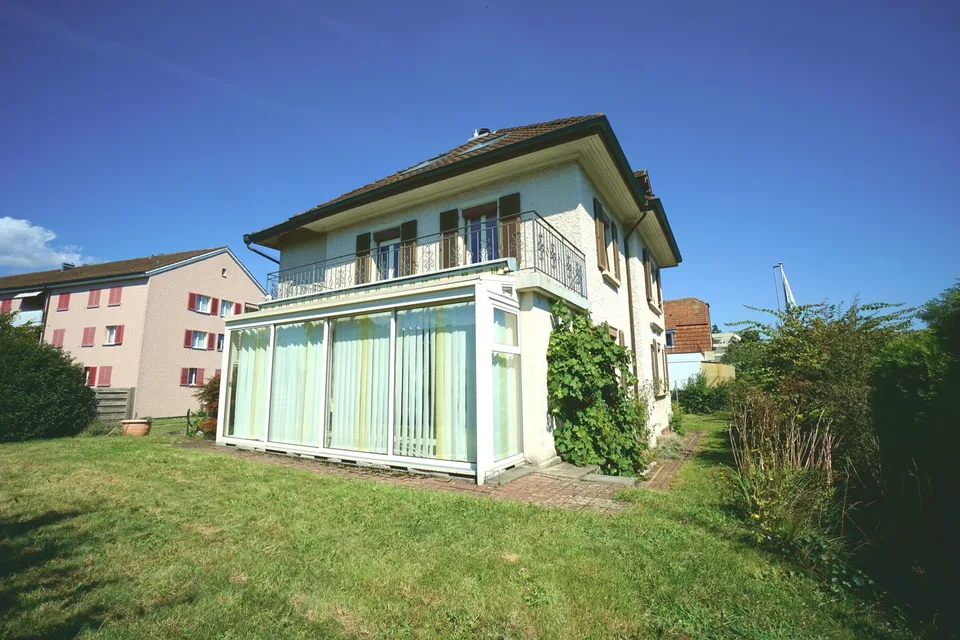 Ampia casa unifamiliare di 6.5 locali in una posizione attraente con riserva di terreno edificabile