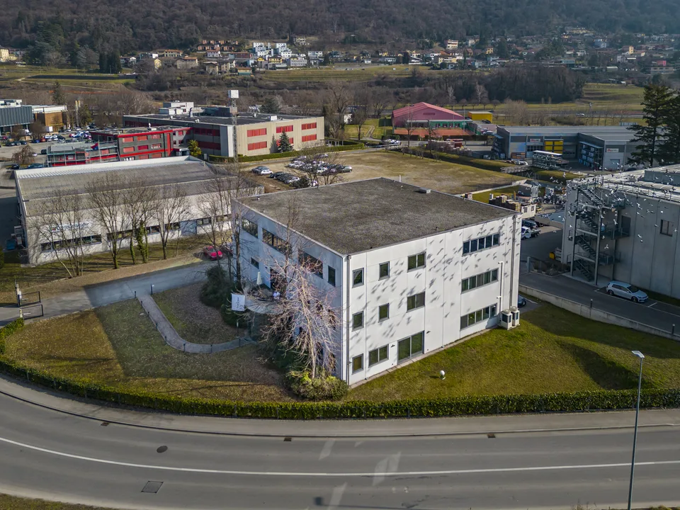 Immobile commerciale-amministrativo in posizione strategica