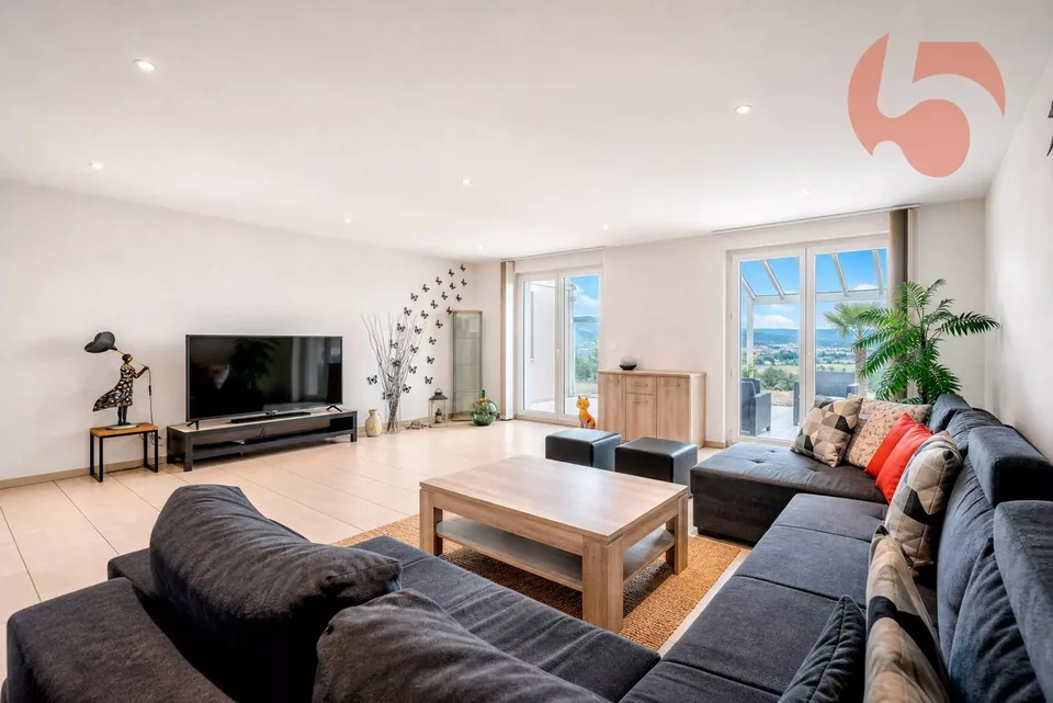 Magnifique Villa mit 4.5 Zimmern und Panoramablick auf den Jura und die umliegende Landschaft