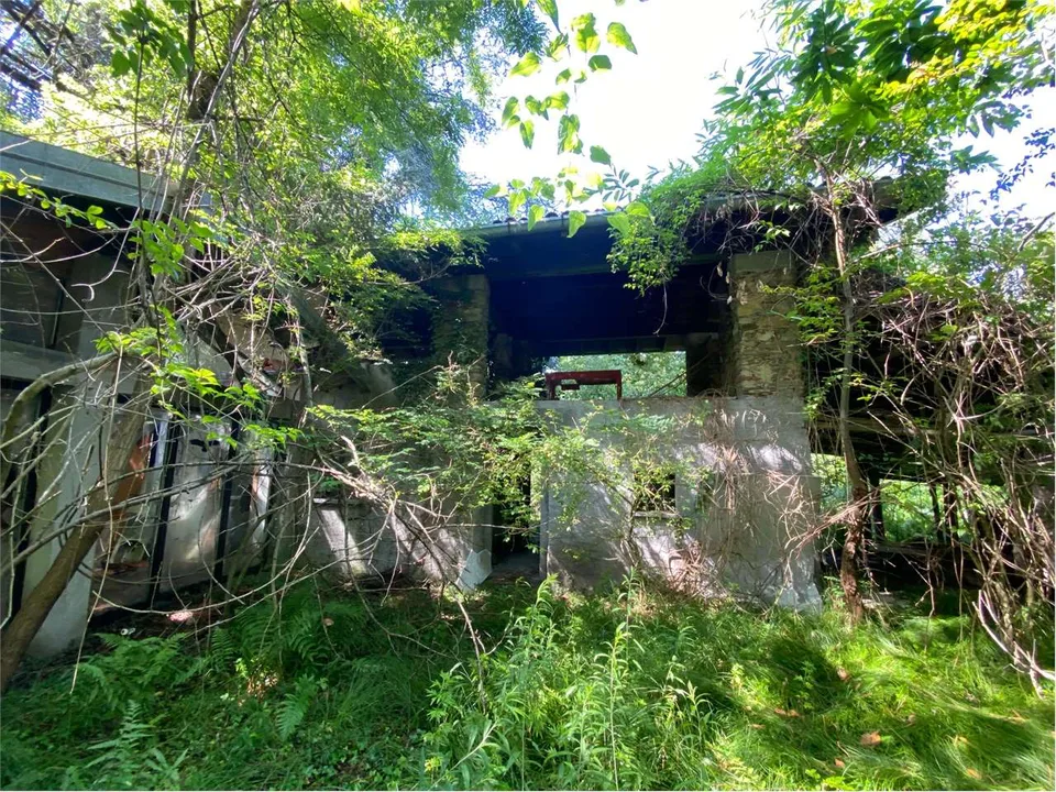 Maison de campagne à reconstruire dans un emplacement isolé avec grand terrain
