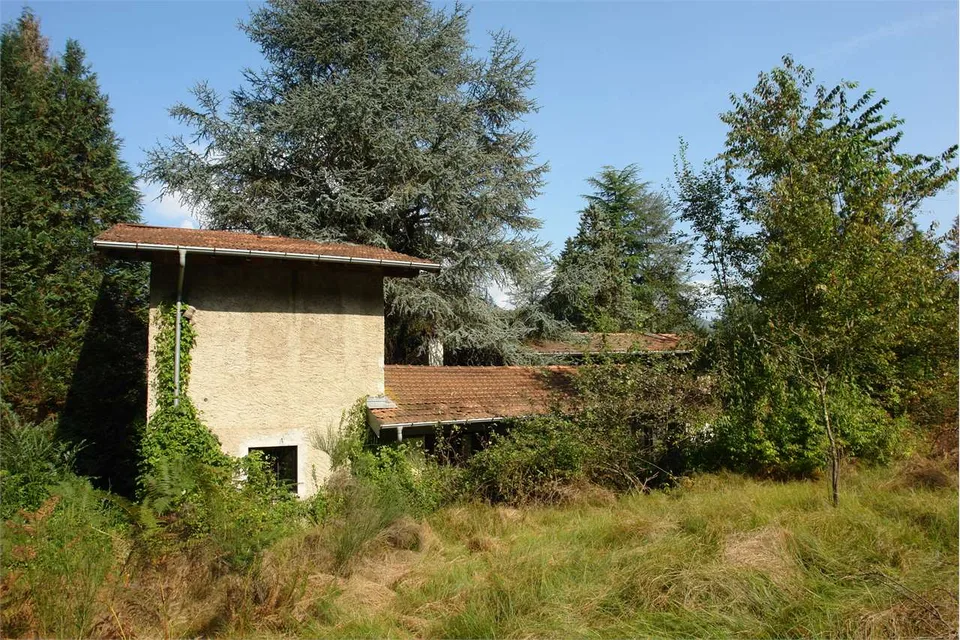 Casa di campagna da ricostruire in posizione isolata con ampio terreno