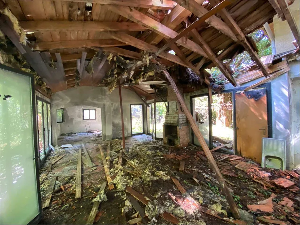 Maison de campagne à reconstruire dans un emplacement isolé avec grand terrain