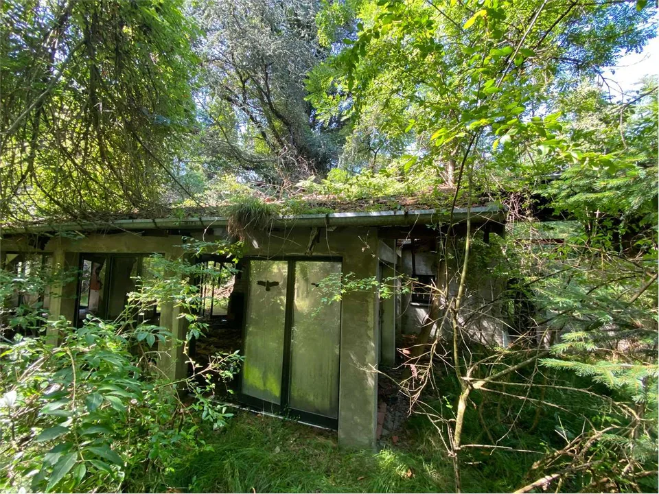 Maison de campagne à reconstruire dans un emplacement isolé avec grand terrain