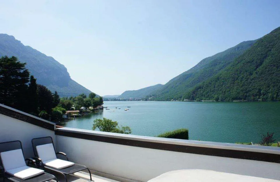 MELANO: SPLENDIDO ATTICO 270 mq  VISTA LAGO