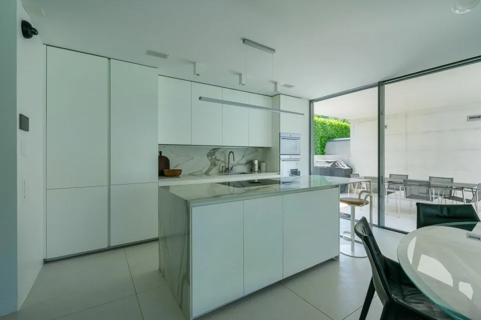 VILLA LUGANESE-VILLA MINERGIE CON PISCINA RISCALDATA E GIARDINO PRIVATO