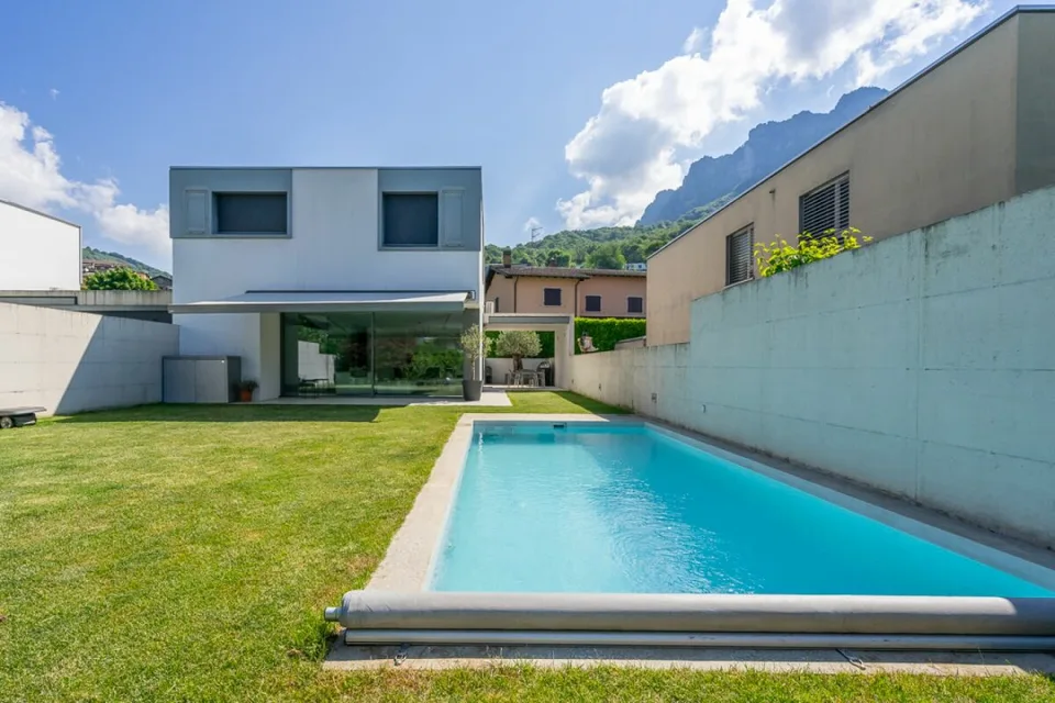 VILLA LUGANESE-VILLA MINERGIE CON PISCINA RISCALDATA E GIARDINO PRIVATO