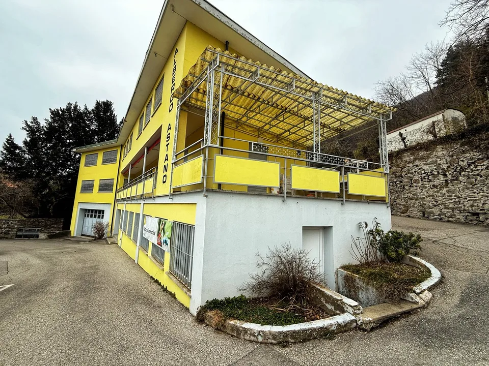 Edificio Residenziale e Commerciale nel Cuore di Astano