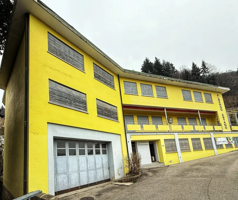 Edificio Residenziale e Commerciale nel Cuore di Astano