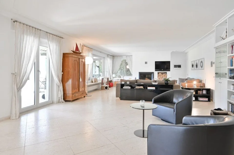 Traumhafte mediterrane Villa mit Schwimmbad und fantastischer Seesicht – Foto 9 von 11