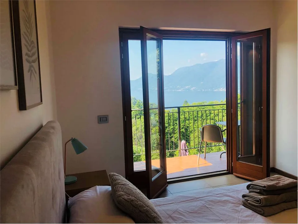 Curata porzione di casa bifamiliare con fantastica vista lago