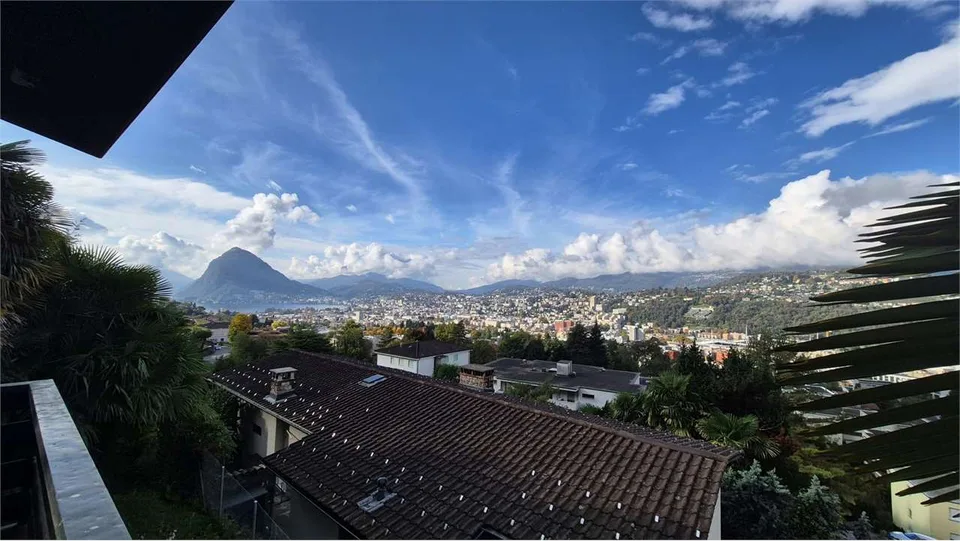 Villa vista lago con giardino e piscina