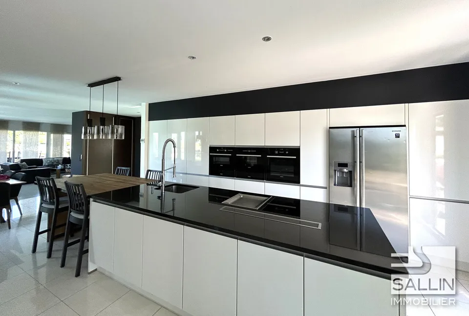 Proprietà di lusso con piscina e appartamento di 2½ locali