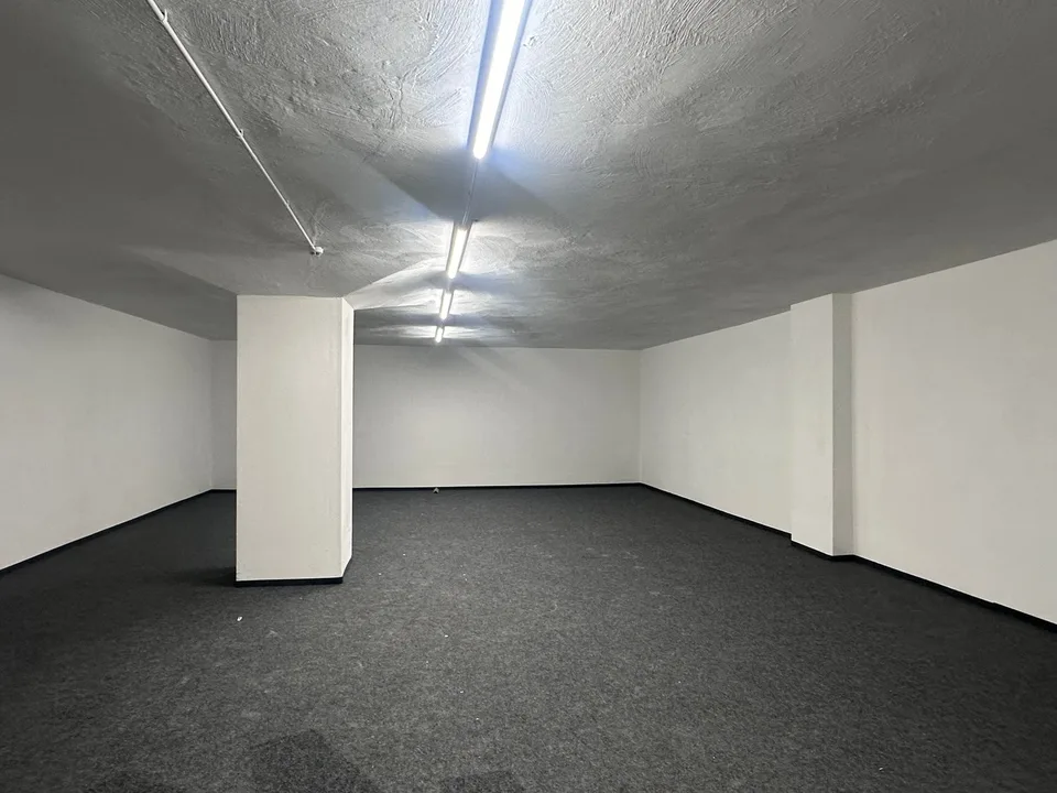 Diverse Lagerflächen mit Belüftung, Stromanschluss und Toiletten