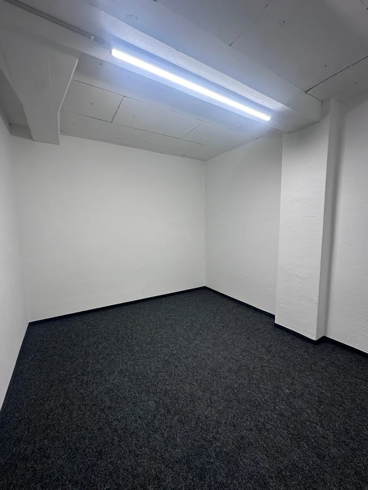 Divers locaux de stockage avec ventilation, prise de courant et toilettes