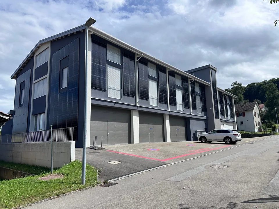 Divers locaux de stockage avec ventilation, prise de courant et toilettes
