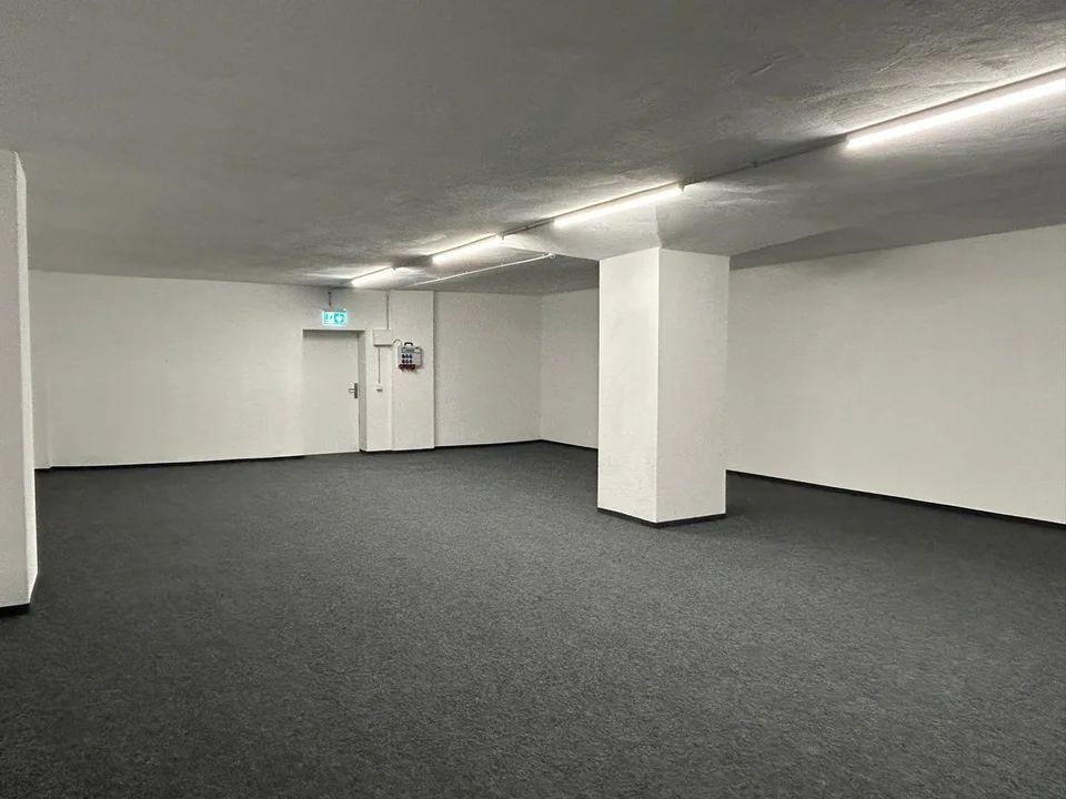 Divers locaux de stockage avec ventilation, prise de courant et toilettes