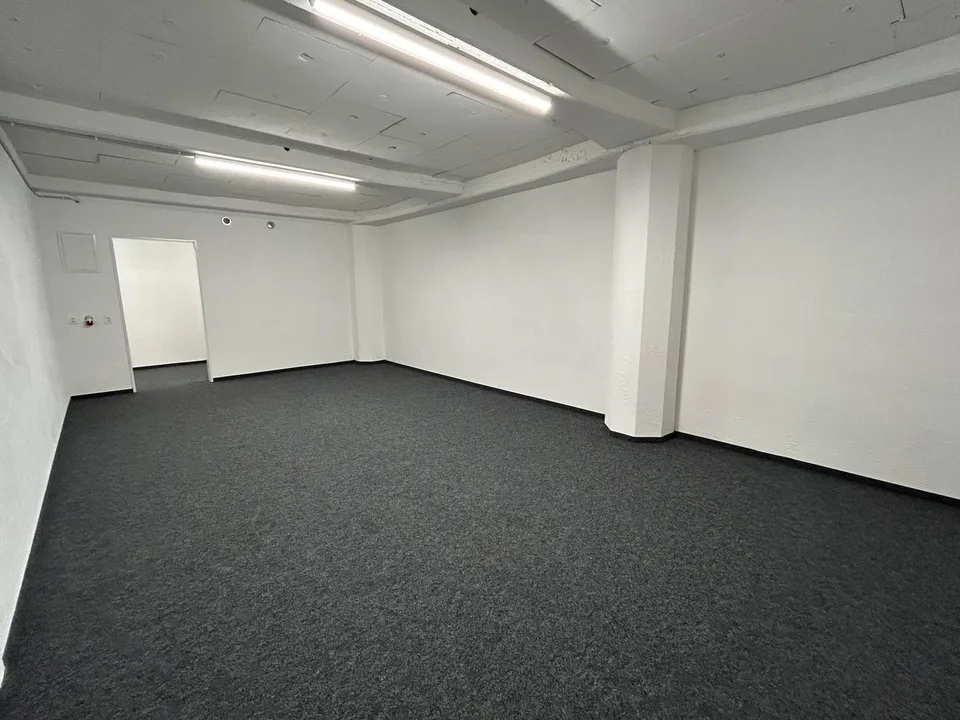 Divers locaux de stockage avec ventilation, prise de courant et toilettes