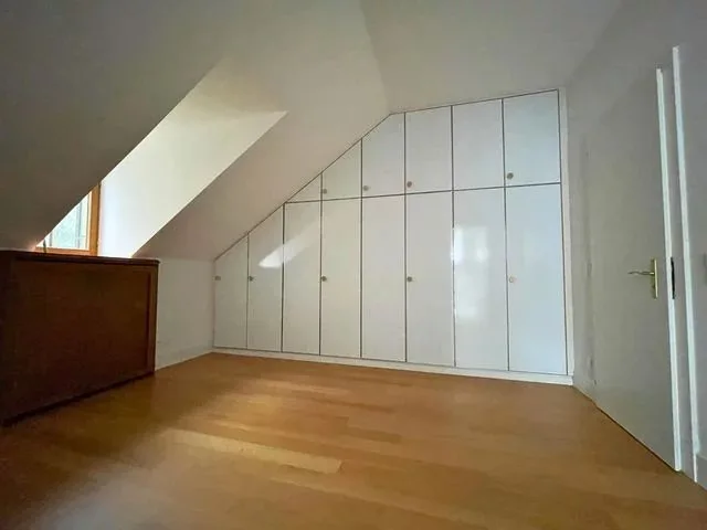 Grand appartement de 3 pièces d'env. 125m2, dans une magnifique maison de maître, au 2ème étage - Loyer échelonné