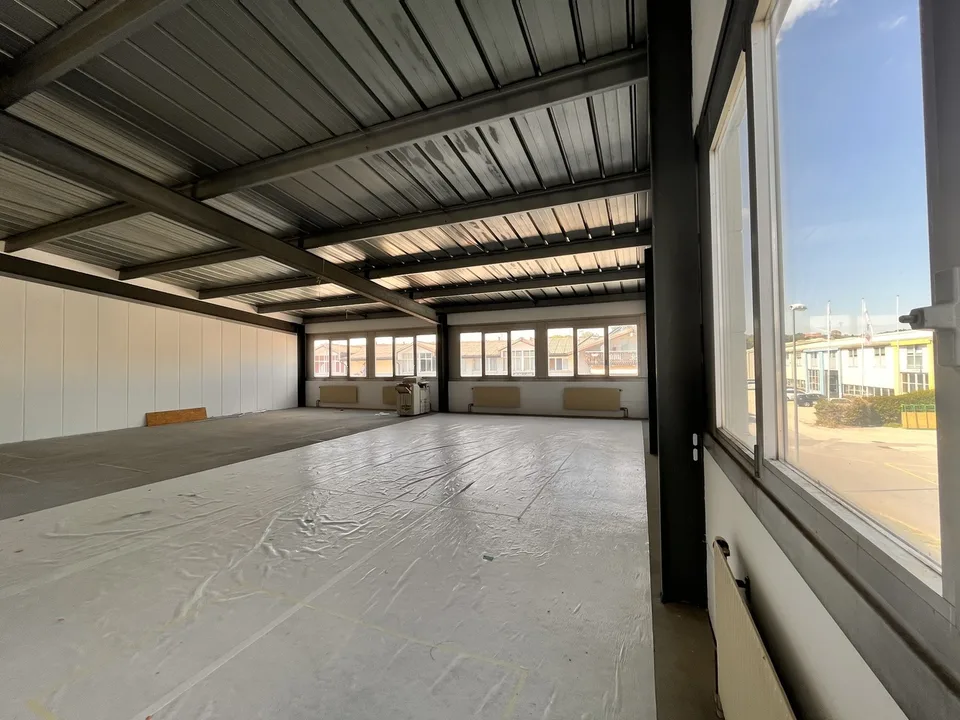 Uffici luminosi di 136m2 in affitto al 1° piano