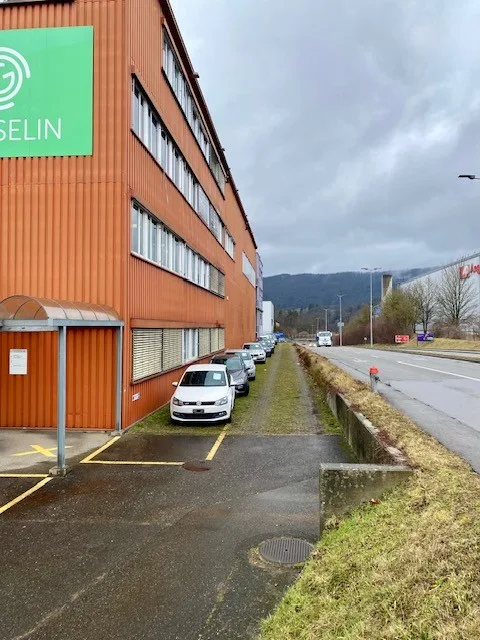 Superficie esterna attraente in una posizione ottimale a Embrach – 260 m² in affitto