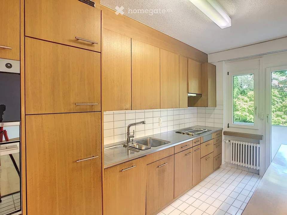 Ampio appartamento di 5,5 locali con balcone e camino a Zürich Witikon