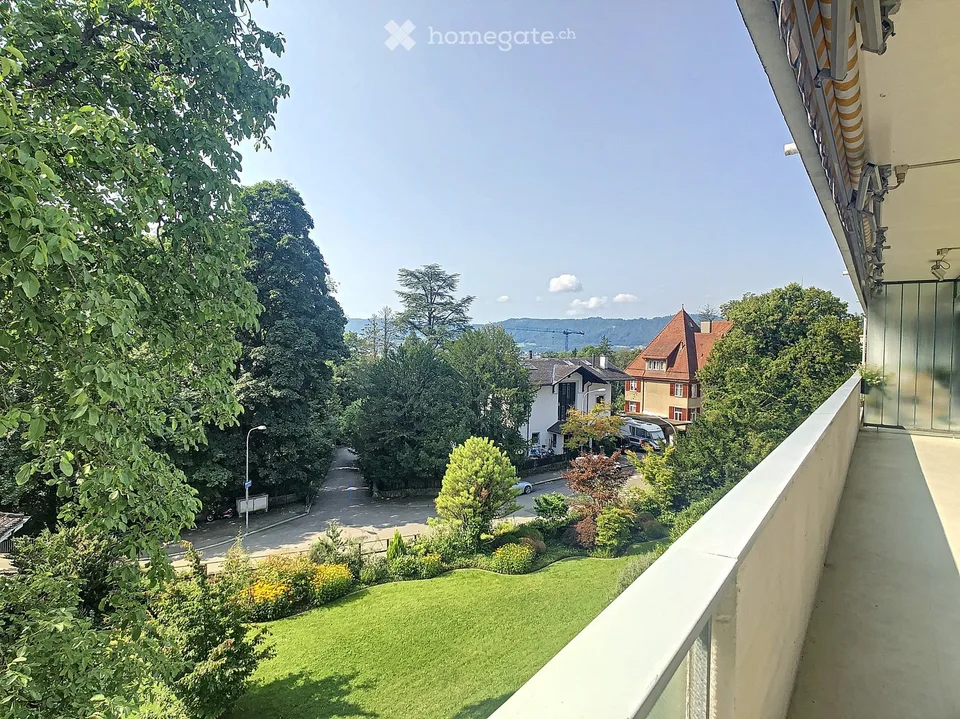 Spacious 5.5-Room Apartment with Balcony and Fireplace in Zürich Witikon