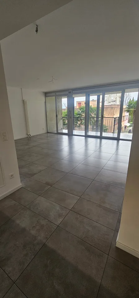 Moderno appartamento 2.5 locali con terrazza e giardino privato a Pazzallo
