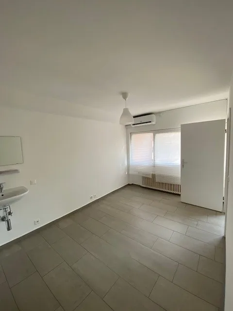AFFITTASI LOCALE PER CENTRO ESTETICO/UFFICIO/PARRUCCHIERA/FISIOTERAPISTA