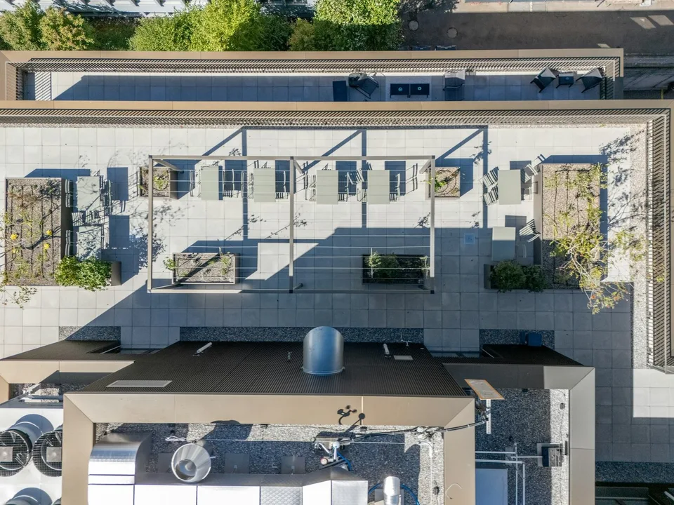 500 m2 d'espace de bureau neuf, climatisé, avec vue directe sur les mouvements aériens – photo 7 sur 13