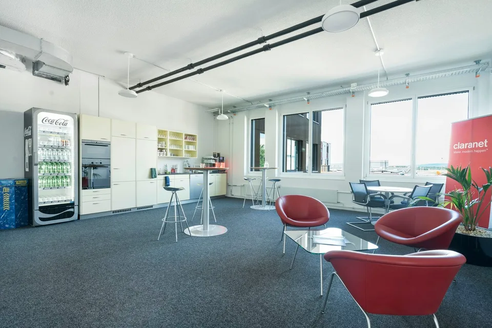 500 m2 d'espace de bureau neuf, climatisé, avec vue directe sur les mouvements aériens – photo 10 sur 13