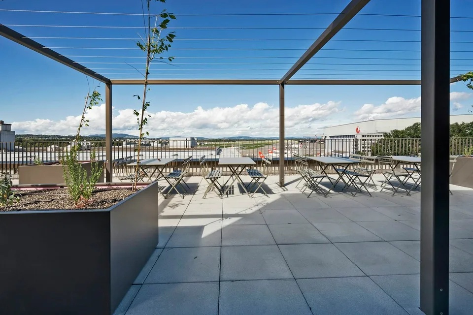 500 m2 d'espace de bureau neuf, climatisé, avec vue directe sur les mouvements aériens – photo 8 sur 13