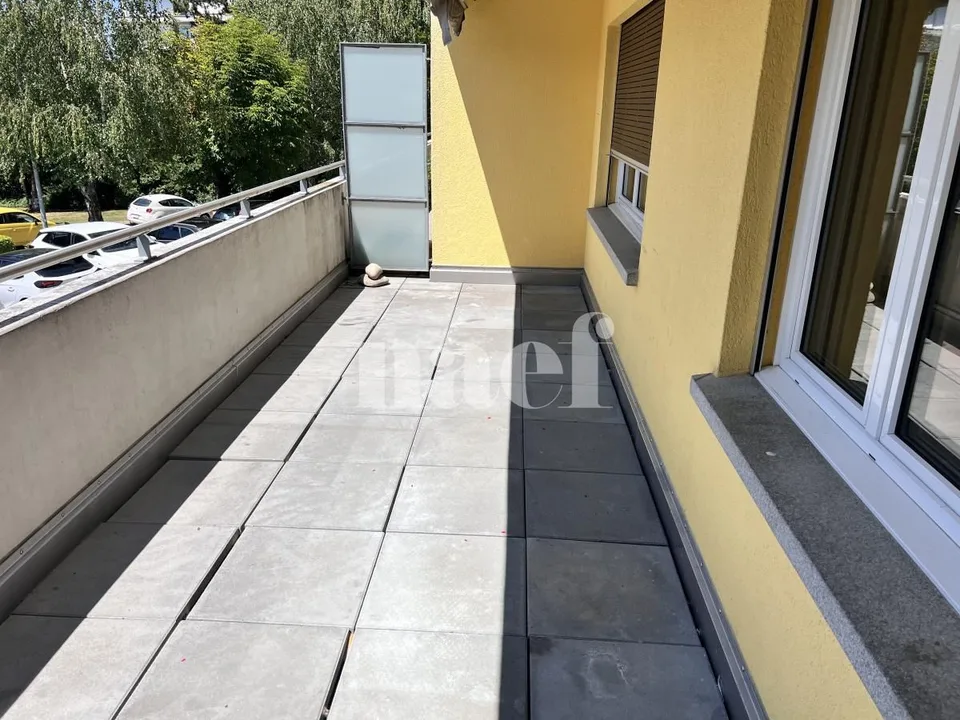 Gemütliche 5-Zimmer-Wohnung im Erdgeschoss des Gebäudes.