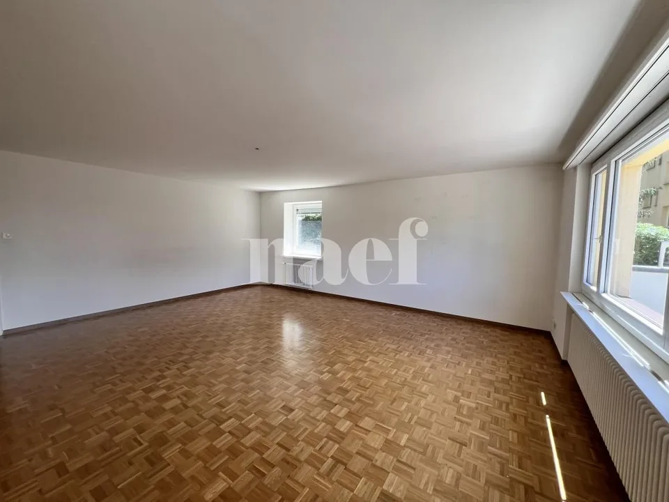 Gemütliche 5-Zimmer-Wohnung im Erdgeschoss des Gebäudes.
