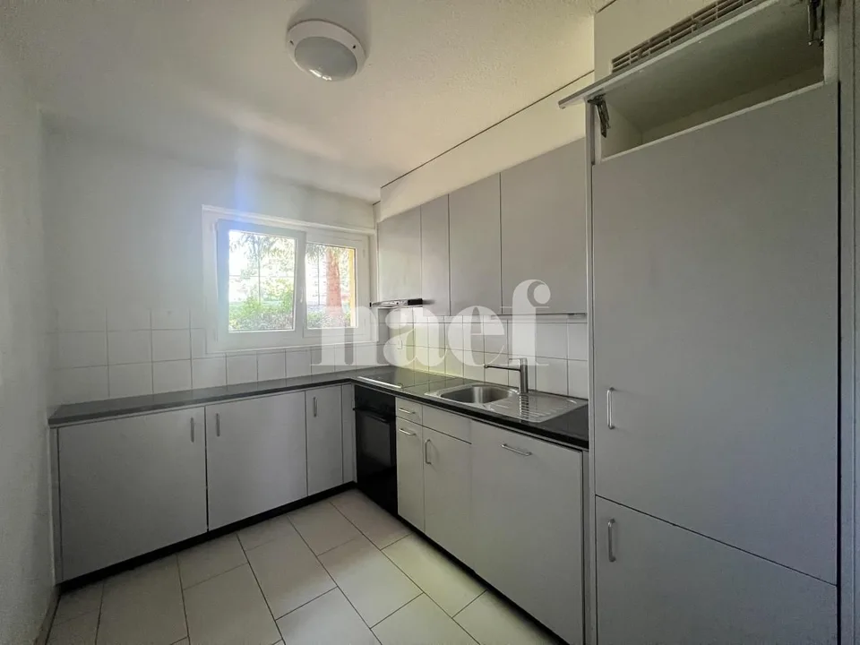 Gemütliche 5-Zimmer-Wohnung im Erdgeschoss des Gebäudes.