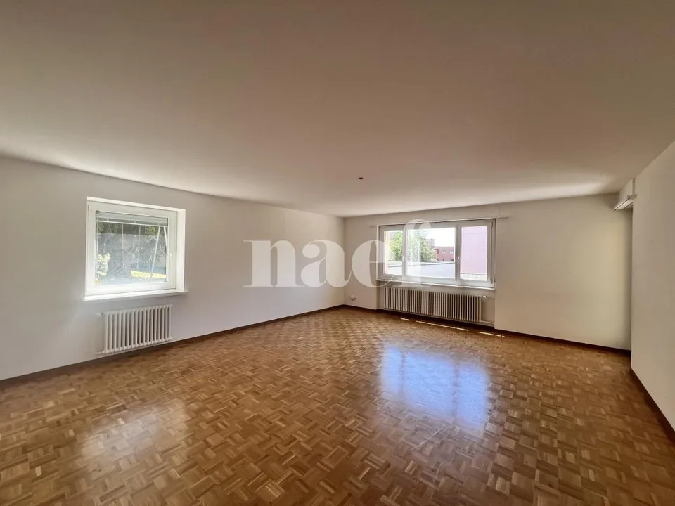 Gemütliche 5-Zimmer-Wohnung im Erdgeschoss des Gebäudes.