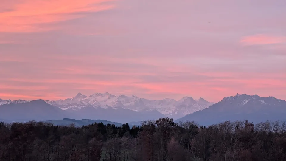 Grosszügige 3.5 Zimmer-Wohnung mit wundervoller Aussicht auf das Bergpanorama