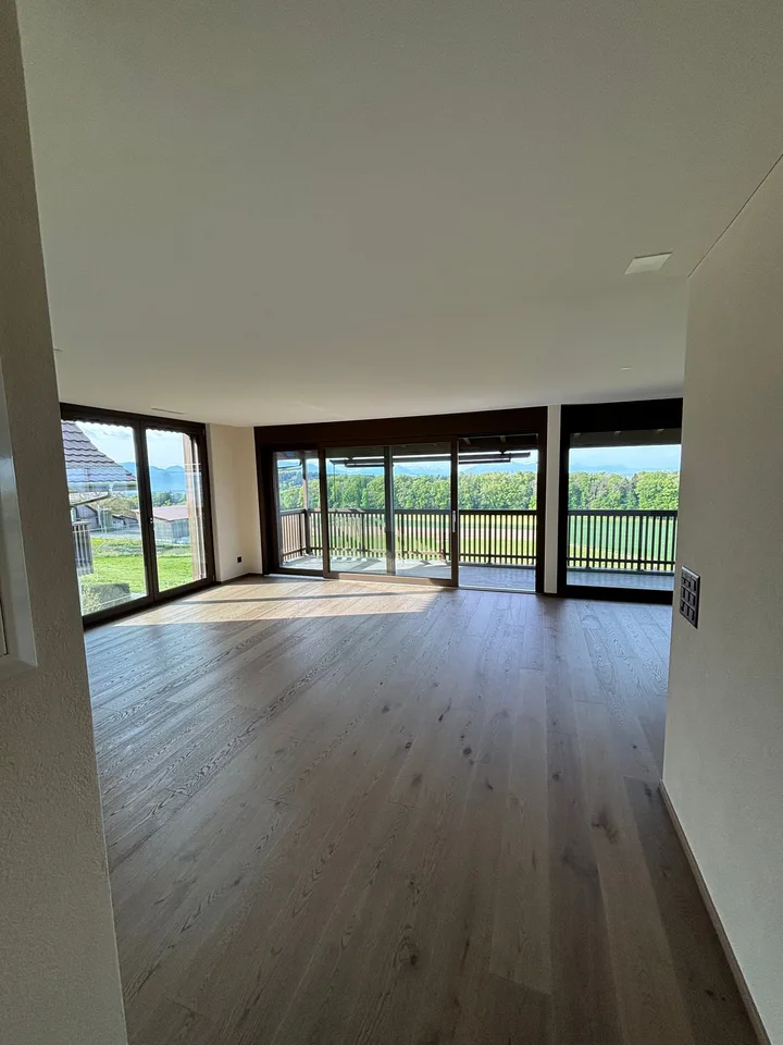 Grosszügige 3.5 Zimmer-Wohnung mit wundervoller Aussicht auf das Bergpanorama