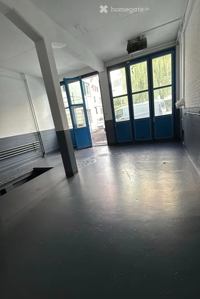 Geräumige Werkstatt mit hohen Decken an ruhiger Lage in Rüti ZH