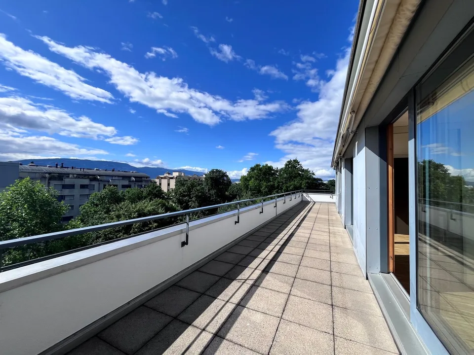 Profitez d'une superbe terrasse d'angle dans un quartier résidentiel