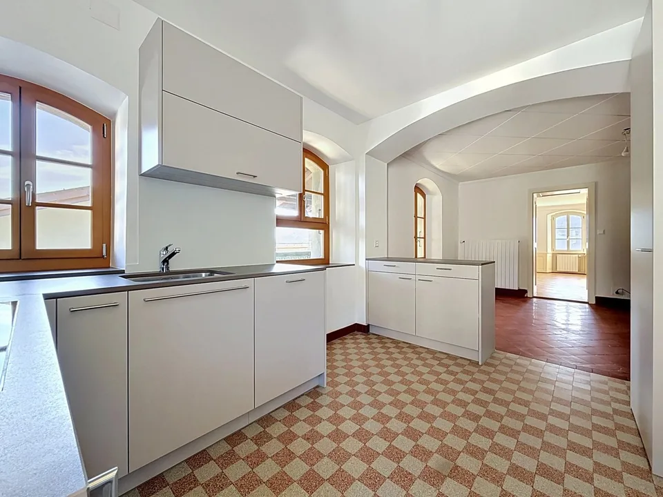 In affitto: 4,5 locali ristrutturati, 150 m², con giardino, garage e vista panoramica