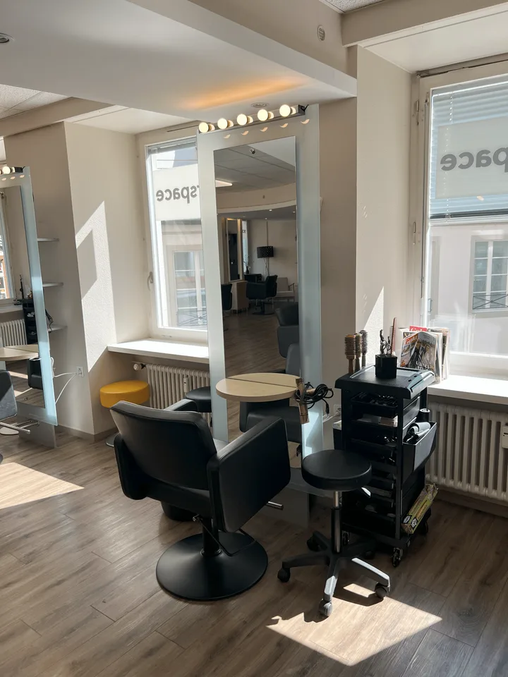 Parrucchiere Noleggio sedia / Spazio unghie in un salone nel cuore di Basilea