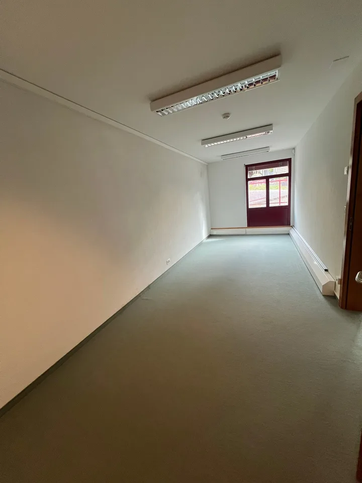 Vielseitig nutzbare Dienstleistung-/ Gewerbefläche