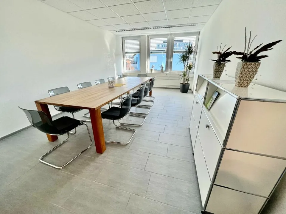 60 m2 plus Büro in Baar mit Sitzungszimmer, Lounge, Küche und WC