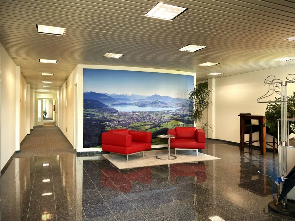 60 m2 plus Büro in Baar mit Sitzungszimmer, Lounge, Küche und WC