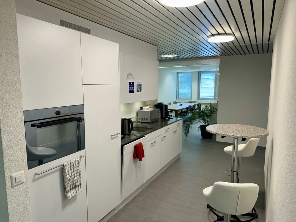 60 m2 plus Büro in Baar mit Sitzungszimmer, Lounge, Küche und WC